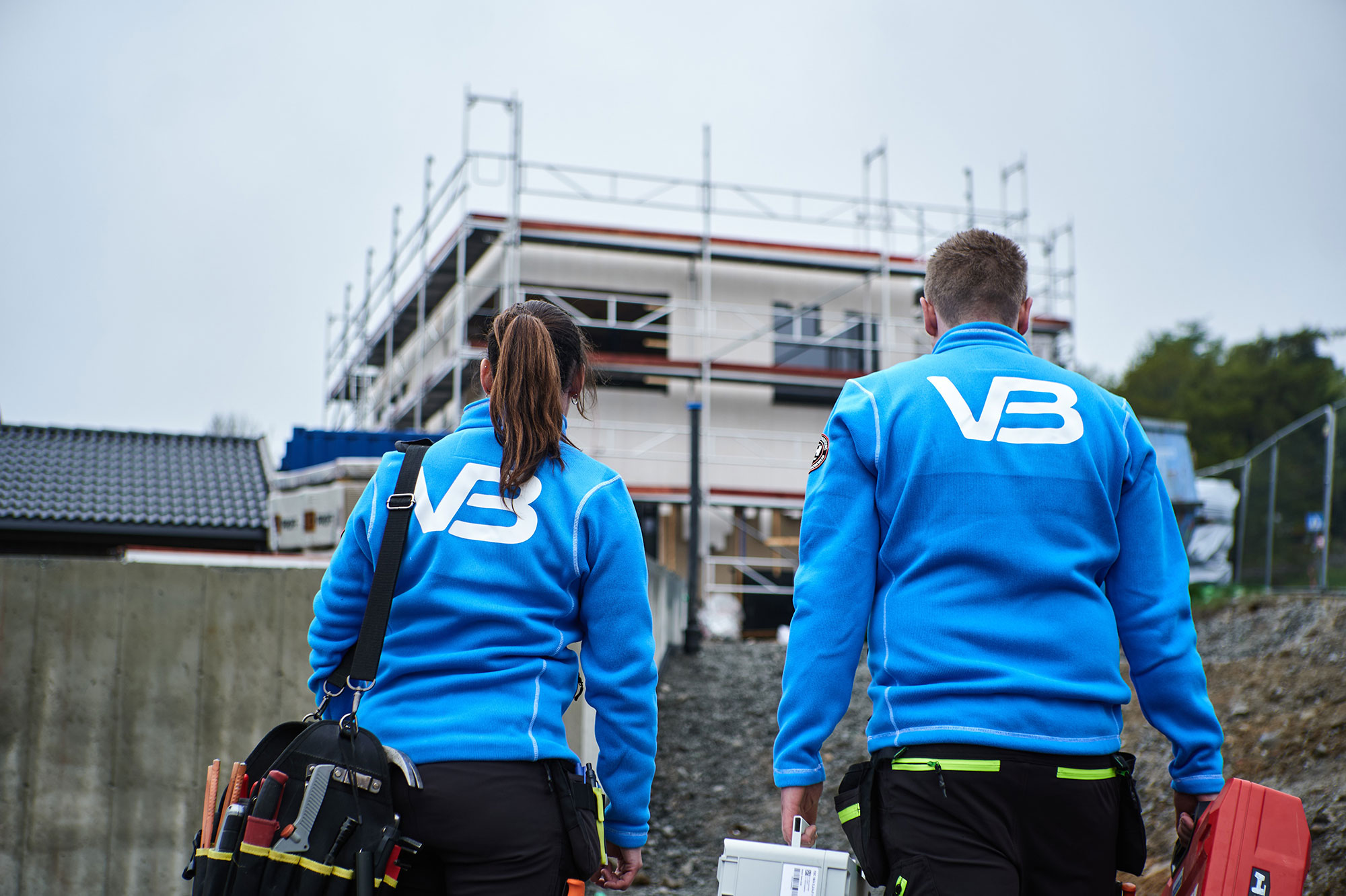 VB-rørleggere på vei til et hus under bygging